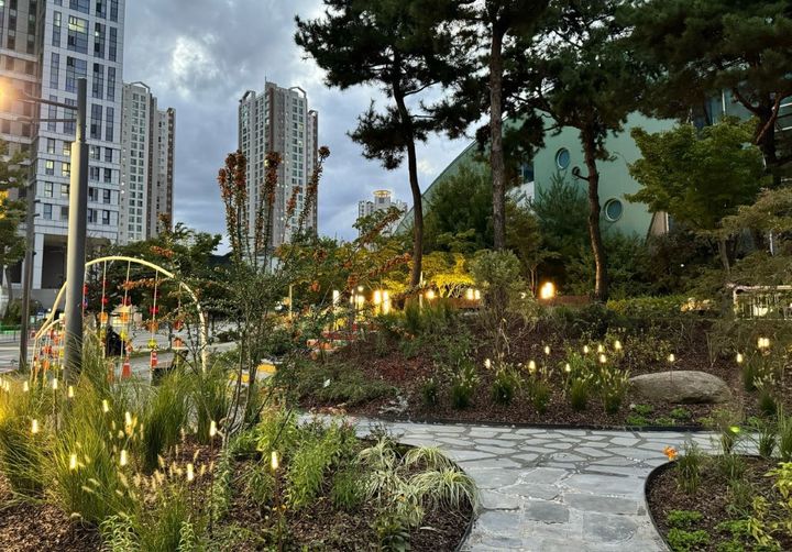 [세종=뉴시스] 어진동 복합커뮤니티센터, 낙화유정원 전경.(사진=세종시 제공)2024.02.27. photo@newsis.com *재판매 및 DB 금지