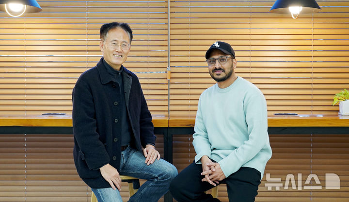 [광주=뉴시스]이흥노 교수(왼쪽)와 라만 S M 와히두르 학생.