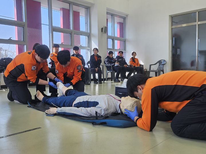 [대구=뉴시스] 대구동부소방서는 27일 외상환자 대응 능력 강화를 위한 구급대원 전술훈련평가를 했다. (사진=대구동부소방서 제공) 2025.02.27. photo@newsis.com *재판매 및 DB 금지