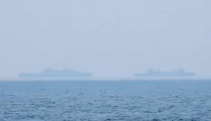 [서울=뉴시스] ﻿﻿중국군이 23~24일 대만해협에서 이틀간 실탄사격 훈련을 실시한다. 앞서 대만 국방부가 공개한 사진으로, 중국군함이 대만 인근 해상에서 훈련 중인 모습. 2026.07.23