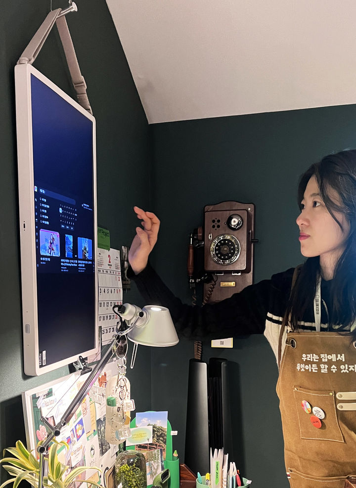 [서울=뉴시스]LG전자가 운영하는 홈 라이프스타일 커뮤니티 '라이프집'이 내달 2일까지 서울 삼성동 코엑스에서 진행하는 '서울리빙디자인페어'에서 고객들의 빈티지 애장품부터 LG전자의 혁신 제품까지 체험 가능한 이색 고객경험 공간을 운영한다. 사진은 라이프집 부스에서 LG 스탠바이미2를 체험해보고 있는 모습. (사진=LG전자 제공) photo@newsis.com *재판매 및 DB 금지