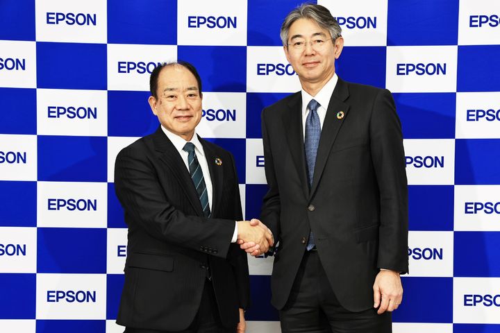 [서울=뉴시스]세이코엡손이 오는 4월 1일부로 요시다 준키치(사진 오른쪽) 본부장을 신임 대표이사(사장)로 공식 임명한다. 요시다 신임 사장이 오가와 야스노리 사장과 악수하고 있다. (사진=한국엡손 제공) photo@newsis  *재판매 및 DB 금지