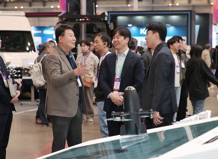 [당진=뉴시스] 오성환(왼쪽) 당진시장이 지난 26일 드론쇼 코리아가 열리는 부산 벡스코를 찾아 국내 드론 산업 관계자 등과 대화를 나누고 있다. (사진=당진시 제공) 2025.02.27. photo@newsis.com *재판매 및 DB 금지