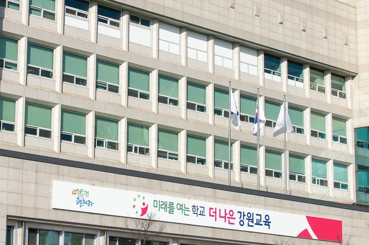 [춘천=뉴시스] 27일 강원특별자치도교육청은 이날 오후 강릉시청에서 신경호 도 교육감과 김홍규 강릉시장 등이 참석한 가운데 학교복합시설 사업 추진을 위한 업무협약을 체결한다 고 밝혔다. 강원특별자치도교육청제공. *재판매 및 DB 금지