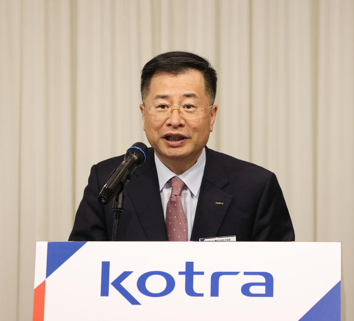 [서울=뉴시스] 강경성 대한무역투자진흥공사(코트라) 사장이 27일 서울 광화문에서 열린 취임 100일 기념 기자간담회에서 현안과 경영 목표 등에 대해 말하고 있다. (사진=코트라 제공) 2025.02.27 photo@newsis.com *재판매 및 DB 금지
