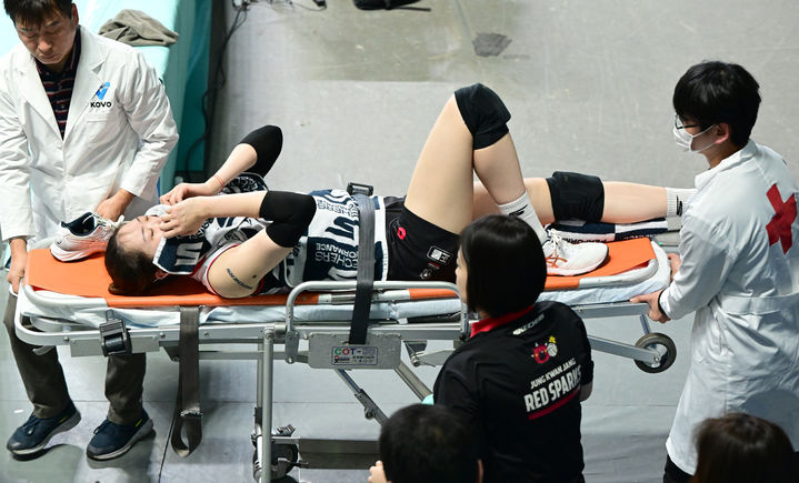 [서울=뉴시스] 프로배구 정관장 박은진이 26일 서울 장충체육관에서 열린 도드람 2024~2025 V-리그 여자부 GS칼텍스와의 경기 도중 발목 부상을 당해 코트를 떠나고 있다. (사진=KOVO 제공) 2025.02.26. *재판매 및 DB 금지