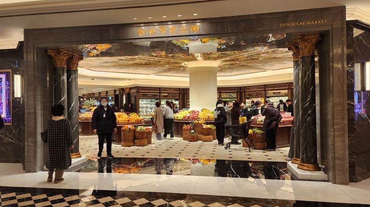 [서울=뉴시스] 이주혜 기자 = 27일 서울 서초구 신세계백화점 강남점 식품관 '신세계 마켓'의 모습. 2025.02.27. *재판매 및 DB 금지