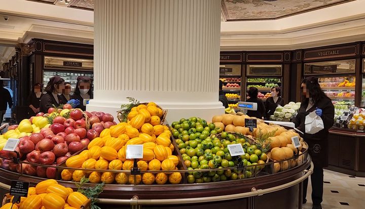 [서울=뉴시스] 이주혜 기자 = 27일 서울 서초구 신세계백화점 강남점 식품관 '신세계 마켓'에 과일이 진열돼 있다. 2025.02.27. *재판매 및 DB 금지