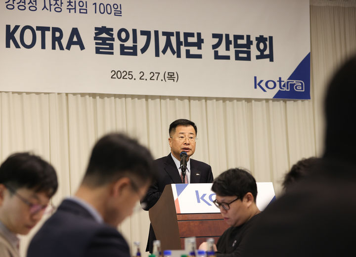 [서울=뉴시스] 강경성 코트라 사장이 27일 서울 광화문에서 열린 기자간담회에서 기자들의 질문에 답하고 있다. (사진=코트라 제공) 2025.02.27 photo@newsis.com *재판매 및 DB 금지