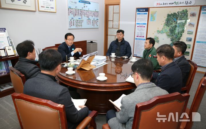 [완주=뉴시스] 유희태 완주군수가 ㈜알트론의 대규모 임금체불 사태 해결을 위해 관계자들과 논의하고 있다. *재판매 및 DB 금지