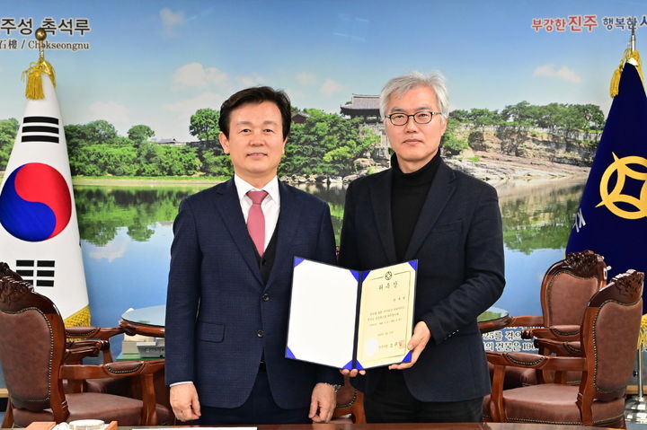 [진주=뉴시스]진주시, ‘국가유산 미디어아트 진주성’ 권재현 총감독 재위촉.(사진=진주시 제공).2025.02.27.photo@newsis.com *재판매 및 DB 금지