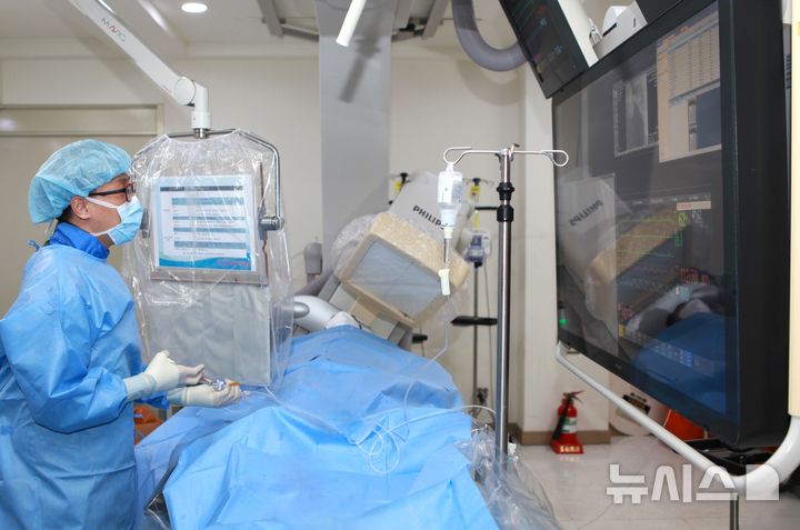 [포항=뉴시스] 송종욱 기자 = 최근 20~30대 젊은 층의 동맥경화증 환자가 급증하고 있다. 사진은 포항세명기독병원 심장센터 김태진 과장이 심혈관조영술을 하는 모습. (사진=포항세명기독병원 제공) 2025.02.27. photo@newsis.com
