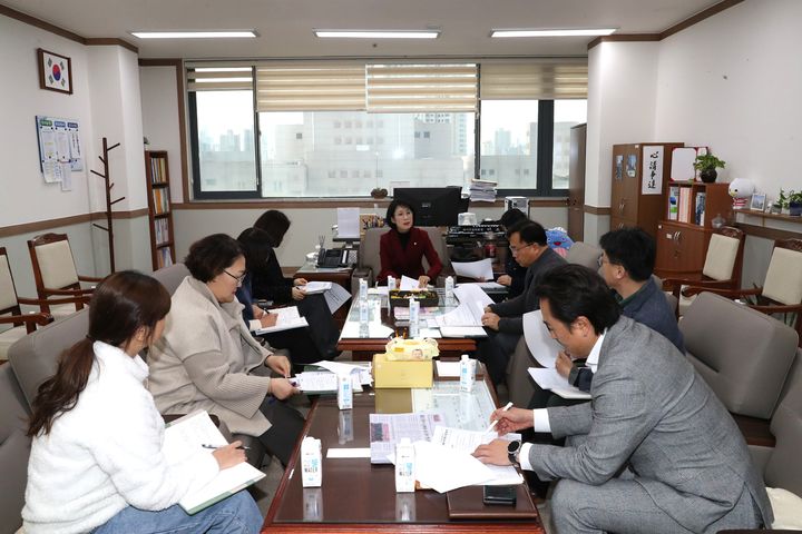 [울산=뉴시스] 27일 울산 남구의회 이소영 복지건설위원장이 위원장실에서 지역축제 다회용기 사용 활성화를 위한 관계부서 간담회를 진행하고 있다. (사진=울산 남구의회 제공) 2025.02.27. photo@newsis.com *재판매 및 DB 금지