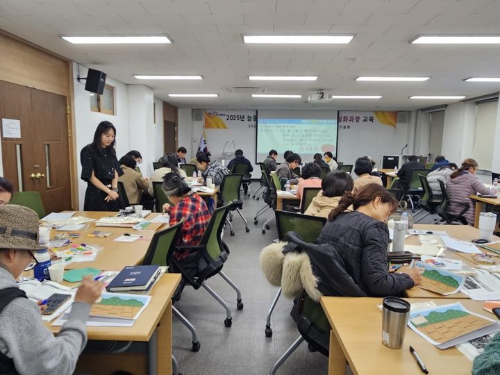 [안동=뉴시스] 27일 경북농업인회관에서 '늘봄학교 농촌교육 강사양성 기초·심화 과정 교육'이 진행되고 있다. (사진=경북도 제공) 2025.02.27. photo@newsis.com *재판매 및 DB 금지