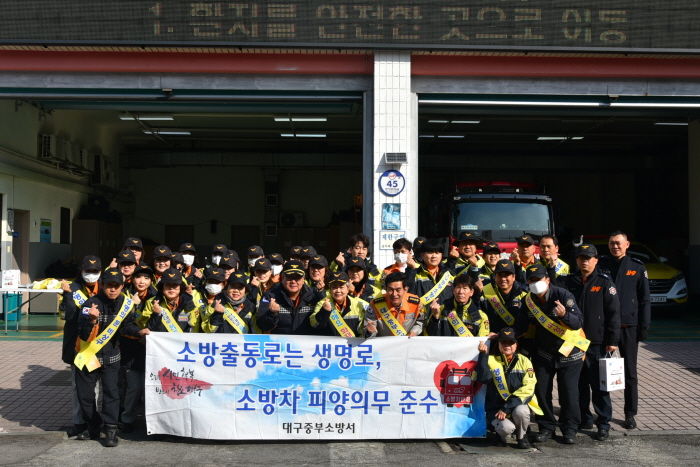 [대구=뉴시스] 대구 중부소방서는 서문시장에서 소방차 출동로 확보훈련을 시행했다. (사진=대구 중부소방서 제공) 2025.02.27. photo@newsis.com *재판매 및 DB 금지