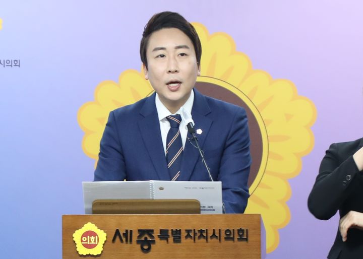 [세종=뉴시스] 송승화 기자 = 27일 세종시 보람동 세종시의회에서 질문에 답하는 임채성 시의회 의장. 2025.02.27.ssong1007@newsis.com. *재판매 및 DB 금지