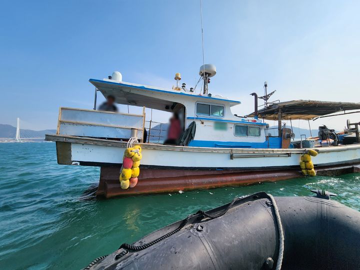 [여수=뉴시스] 여수해경이 여수시 돌산 인근 해상에서 승선원 초과 선박을 조사하고 있다. (사진=여수해경 제공) 2025.02.27. photo@newsis.com *재판매 및 DB 금지