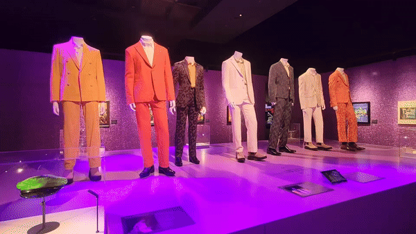 [서울=뉴시스] 이주혜 기자 = 27일 서울 강남구 현대백화점 무역센터점에서 열린 '위대한 뮤지션 100인전 vol.1'에 전시된 BTS 의상. 2025.02.27. *재판매 및 DB 금지