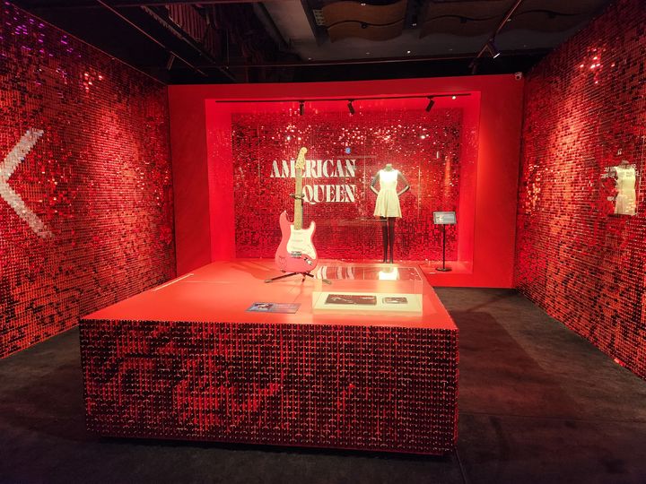 [서울=뉴시스] 이주혜 기자 = 27일 서울 강남구 현대백화점 무역센터점에서 열린 '위대한 뮤지션 100인전 vol.1'에 전시된 테일러 스위프트의 기타와 의상. 2025.02.27. *재판매 및 DB 금지