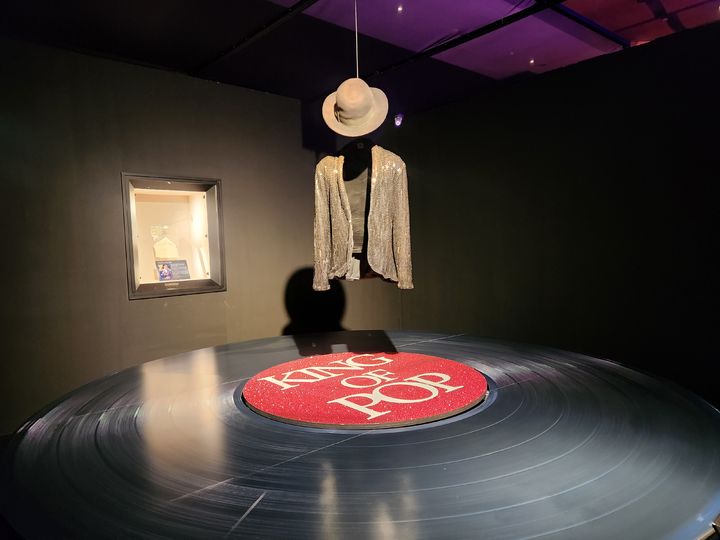 [서울=뉴시스] 이주혜 기자 = 27일 서울 강남구 현대백화점 무역센터점에서 열린 '위대한 뮤지션 100인전 vol.1'에 전시된 마이클 잭슨의 의상. 2025.02.27. *재판매 및 DB 금지