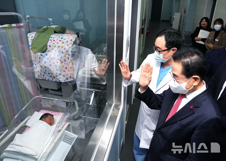 새해둥이에게 환영 인사하는 최기문 영천시장 