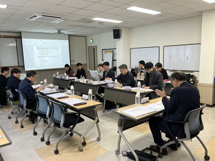 [대전=뉴시스]대전충남 통합 민관협의체 기획분과 소위원회는 27일 충남인재개발원에서 행정통합 특별법안 마련을 위한 회의를 열고 법률안에 대한 검토와 토론을 가졌다. (사진=대전시 제공) 2025. 02. 27 photo@newsis.com *재판매 및 DB 금지