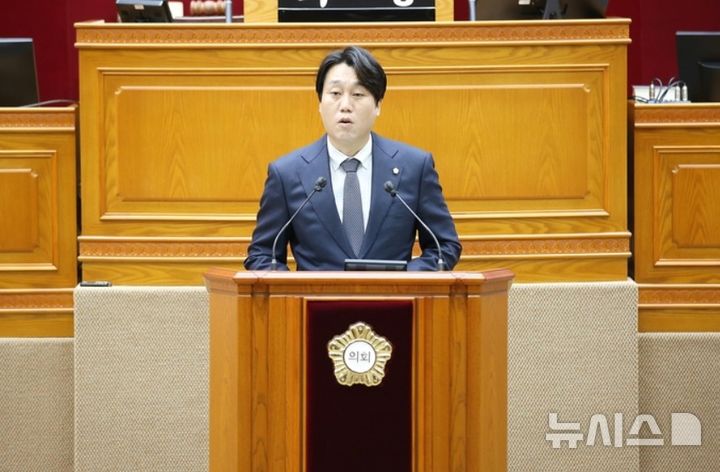 [안양=뉴시스] 박준모 안양시 의회 의장이, '반려견 순찰대' 운영지원 조례를 발의하고 있다. (사진=뉴시스 DB). photo@newsis.com