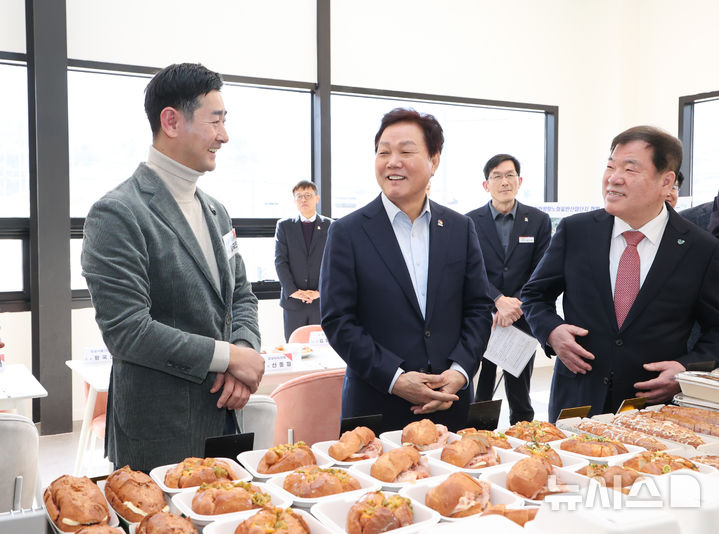 [산청=뉴시스]박완수(가운데) 경남도지사가 27일 산청 한방항노화일반산단 1호 기업인 모운 ㈜농업회사법인을 방문해 가루쌀 가공식품을 시식한 후 얘기하고 있다.(사진=경남도 제공) 2025.02.27. photo@newsis.com
