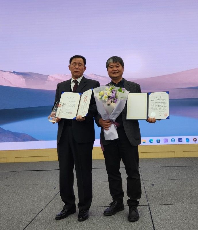 [대전=뉴시스]2025년 세계 물의 날을 기념해 열린 '제33회 물 관리 심포지엄'에서 신영욱 상수도사업본부 송촌정수사업소 정수 팀장이 '물관리 달인'으로, 김기태 주무관이 '물관리 우수자'로 선정됐다. (사진=대전시 제공) 2025. 02. 27 photo@newsis.com *재판매 및 DB 금지