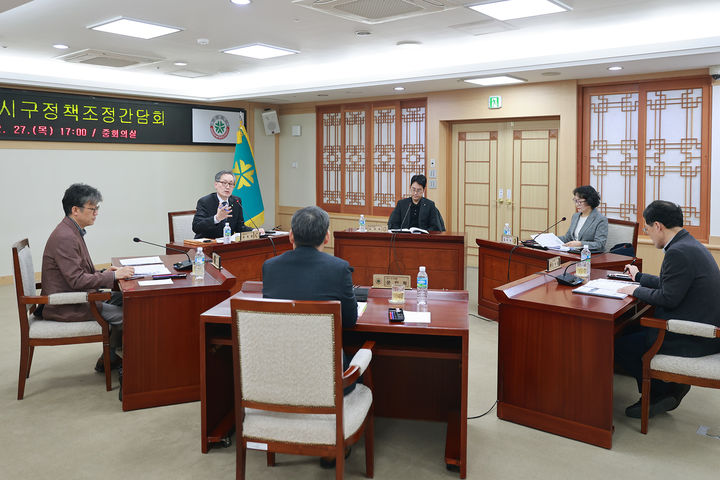 [대전=뉴시스]대전시는 27일 대전시청 중회의실에서 '제12회 시구정책조정간담회'를 열고 야구 특화거리 조성, 침수 피해 예방, 폐기물 반입 수수료 현실화 등 10개 주요 협력과제를 논의했다. (사진=대전시 제공) 2025. 02. 27 photo@newsis.com *재판매 및 DB 금지