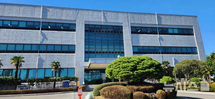 [거제=뉴시스] 신정철 기자= 창원지방검찰청 통영지청 형사1부(부장검사 임연진)는 거제시청 공무원 A 씨를 특정범죄가중처벌등에관한법률위반(뇌물) 혐의로, 예산 1억 2000만 원을 횡령한 혐의로 기소된 또 다른 거제시 공무원 B씨를 범죄수익은닉규제법 위반죄로 추가 기소했다고 27일 밝혔다.사진은 창원지검통영지청 전경.(사진=뉴시스DB).2025.02.27. sin@newsis.com