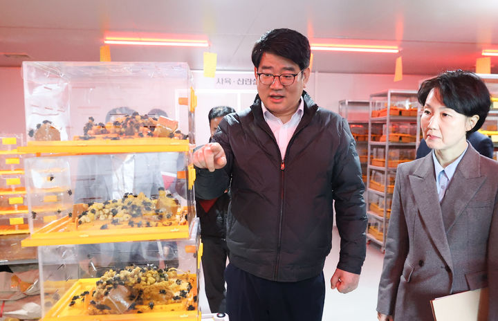 [세종=뉴시스]권재한 농촌진흥청장이 27일 충남 부여군에서 뒤영벌 스마트사육시설을 찾아 생산현황과 화분매개 효과를 살펴보고 있다. (사진=농촌진흥청 제공) *재판매 및 DB 금지