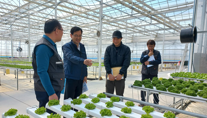 [세종=뉴시스]이상호 농촌진흥청 기획조정관이 27일 전북특별자치도 김제시 금구면 청운리에 있는 청년농업인 농장을 방문해 현장 의견을 청취하고 있다. (사진=농진청 제공) *재판매 및 DB 금지