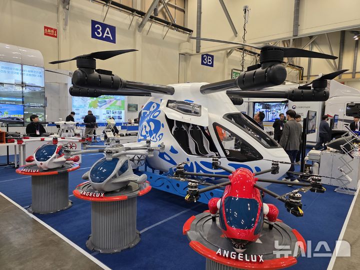 [부산=뉴시스]26일부터 28일까지 부산 벡스코 제1전시관에서 열리는 '2025 드론쇼코리아(DSK 2025)' 경상남도 홍보관 내 ㈜엔젤럭스 부스에 다양한 드론이 전시되어 있다.(사진=경남도 제공) 2025.02.27. photo@newsis.com