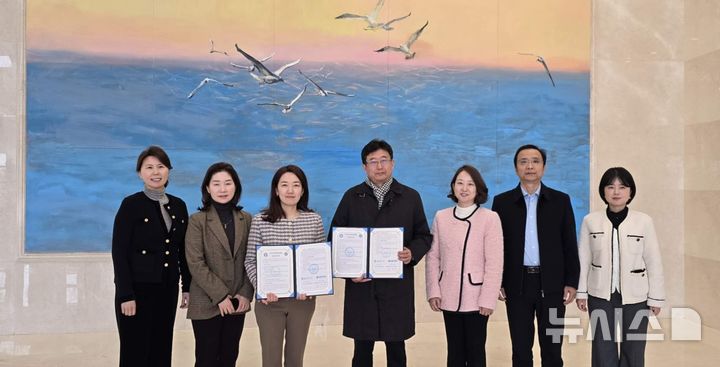 [안양=뉴시스] 성결대가 최근 중국 산둥성 웨이하이직업대학과 육아 교육 공동 연구 등을 위한 업무 협약을 체결하고, 기념촬영을 하고 있다. (사진=성결대 제공). 2025.02.28. photo@newsis.com *재판매 및 DB 금지