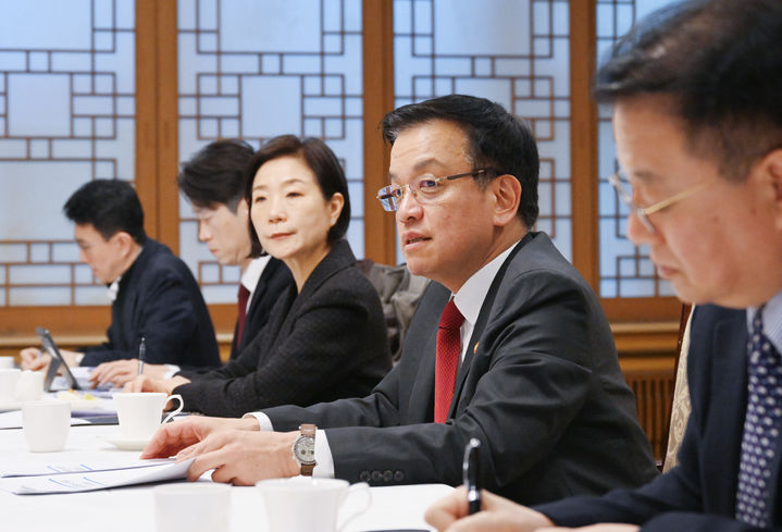 [서울=뉴시스] 최진석 기자 = 최상목 대통령 권한대행 부총리 겸 기획재정부 장관이 27일 서울 종로구 정부서울청사에서 열린 대외경제현안간담회에서 발언하고 있다. (사진=기획재정부 제공) 2025.02.27. photo@newsis.com *재판매 및 DB 금지
