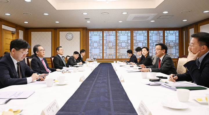 [서울=뉴시스] 최진석 기자 = 최상목 대통령 권한대행 부총리 겸 기획재정부 장관이 27일 서울 종로구 정부서울청사에서 대외경제현안간담회를 주재하고 있다. (사진=기획재정부 제공) 2025.02.27. photo@newsis.com *재판매 및 DB 금지