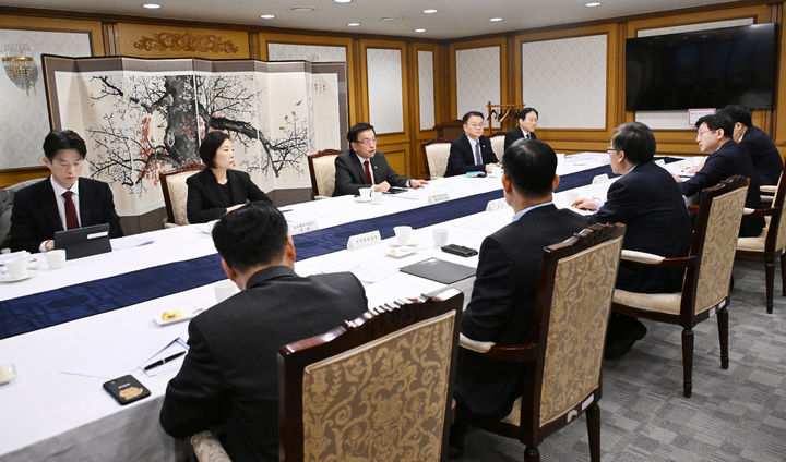 [서울=뉴시스] 최진석 기자 = 최상목 대통령 권한대행 부총리 겸 기획재정부 장관이 27일 서울 종로구 정부서울청사에서 대외경제현안간담회를 주재하고 있다. (사진=기획재정부 제공) 2025.02.27. photo@newsis.com *재판매 및 DB 금지