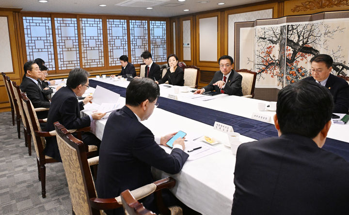 [서울=뉴시스] 최진석 기자 = 최상목 대통령 권한대행 부총리 겸 기획재정부 장관이 27일 서울 종로구 정부서울청사에서 대외경제현안간담회를 주재하고 있다. (사진=기획재정부 제공) 2025.02.27. photo@newsis.com *재판매 및 DB 금지