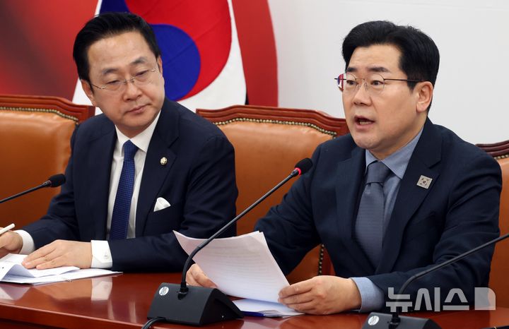 [서울=뉴시스] 조성봉 기자= 박찬대 더불어민주당 원내대표가 27일 오전 서울 여의도 국회에서 열린 정책조정회의에서 발언을 하고 있다. 2025.02.27. suncho21@newsis.com