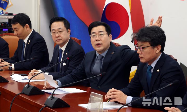 [서울=뉴시스] 조성봉 기자= 박찬대 더불어민주당 원내대표가 27일 오전 서울 여의도 국회에서 열린 정책조정회의에서 발언을 하고 있다. 2025.02.27. suncho21@newsis.com