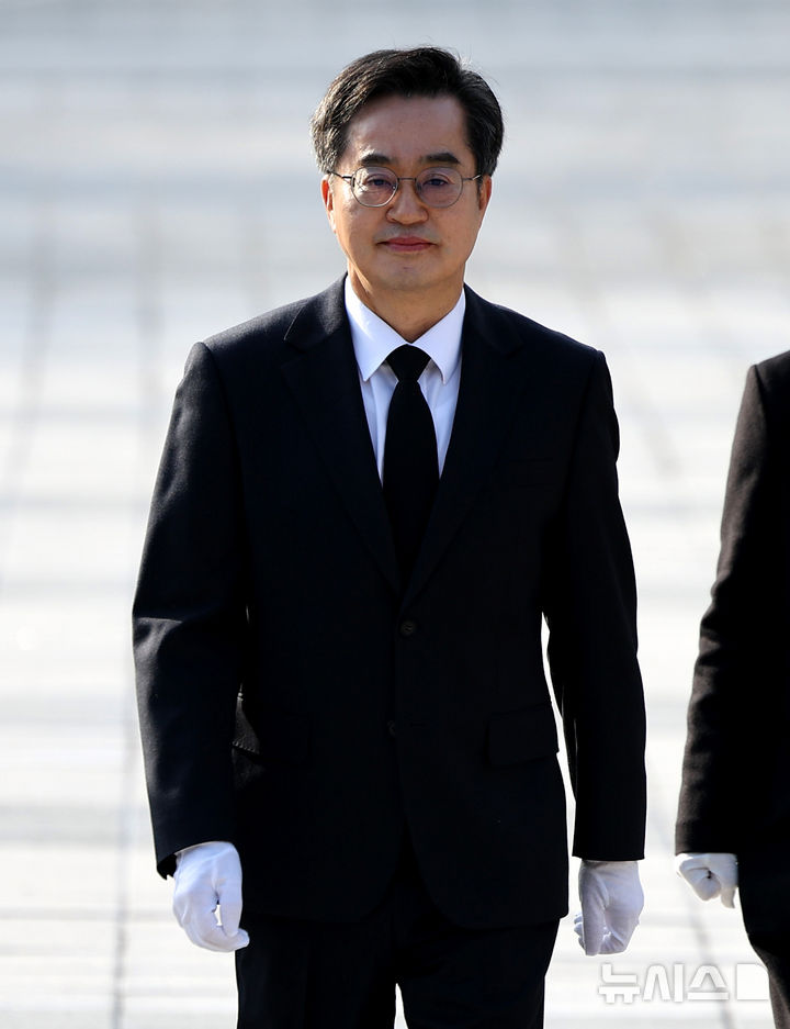 [대구=뉴시스] 이무열 기자 = 김동연 경기도지사가 27일 대구 달서구 두류공원 2·28민주운동기념탑으로 참배하기 위해 들어서고 있다. 2025.02.27. lmy@newsis.com