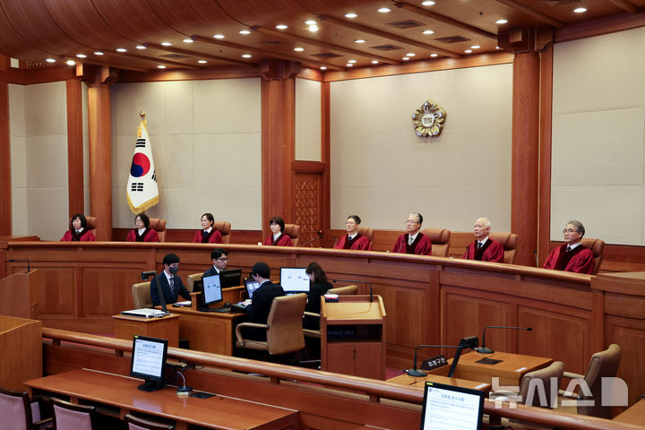 [서울=뉴시스] 김명년 기자 = 문형배 헌법재판소장 권한대행이 27일 서울 종로구 헌법재판소 대심판정에서 열린 마은혁 재판관 후보자 불임명 관련 권한쟁의심판 선고에 입장해 자리하고 있다. 한편 헌재는 중앙선거관리위원회가 감사원의 직무감찰이 선관위의 권한을 침해했다며 제기한 권한쟁의심판에 대한 결정도 이날 선고한다.(공동취재) 2025.02.27. kmn@newsis.com