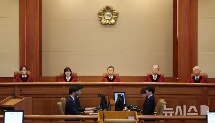 [서울=뉴시스] 김명년 기자 = 문형배 헌법재판소장 권한대행을 비롯한 헌법재판관들이 27일 오전 서울 종로구 헌법재판소에서 열린 우원식 국회의장이 최상목 대통령 권한대행 부총리 겸 기획재정부 장관을 상대로 낸 마은혁 후보자의 임명 보류 관련 권한쟁의심판 등 사건에 참석해 자리하고 있다.(공동취재) 2025.02.27. kmn@newsis.com