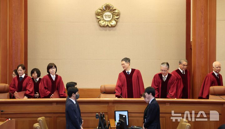 [서울=뉴시스] 김명년 기자 = 문형배 헌법재판소장 권한대행과 재판관들이 27일 서울 종로구 헌법재판소 대심판정에서 열린 마은혁 재판관 후보자 불임명 관련 권한쟁의심판 선고에 입장하고 있다.한편 헌재는 중앙선거관리위원회가 감사원의 직무감찰이 선관위의 권한을 침해했다며 제기한 권한쟁의심판에 대한 결정도 이날 선고한다.(공동취재) 2025.02.27. kmn@newsis.com