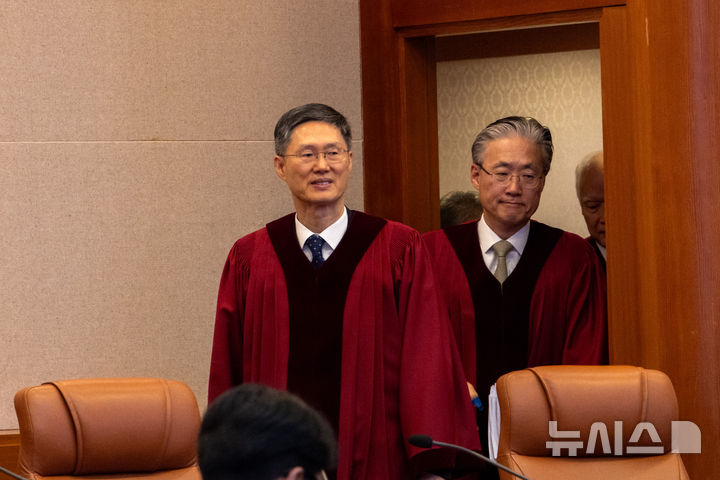 [서울=뉴시스] 김명년 기자 = 문형배 헌법재판소장 직무대행이 27일 '마은혁 헌법재판관 후보자 미임명 권한쟁의심판 사건’ 선고가 예정된 헌법재판소 대심판정으로 입장하고 있다.(공동취재) 2025.02.27. kmn@newsis.com