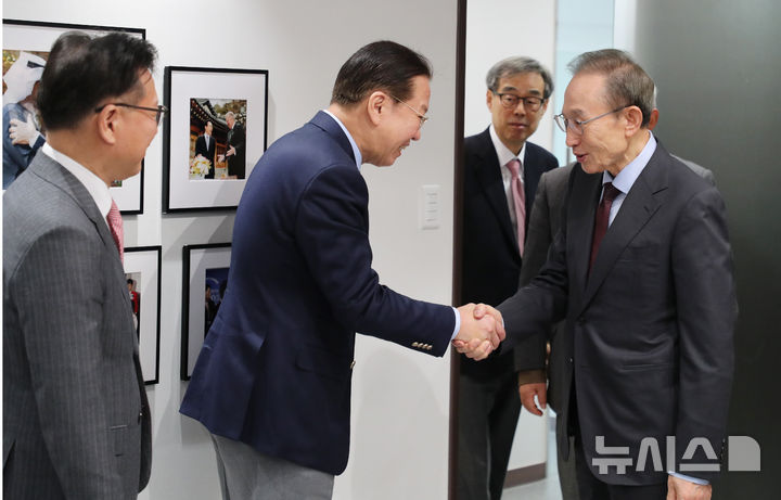 [서울=뉴시스] 정병혁 기자 = 권영세 국민의힘 비상대책위원장이 27일 서울 서초구 재단법인 청계에서 이명박 전 대통령을 예방, 악수하고 있다.(공동취재) 2025.02.27. photo@newsis.com