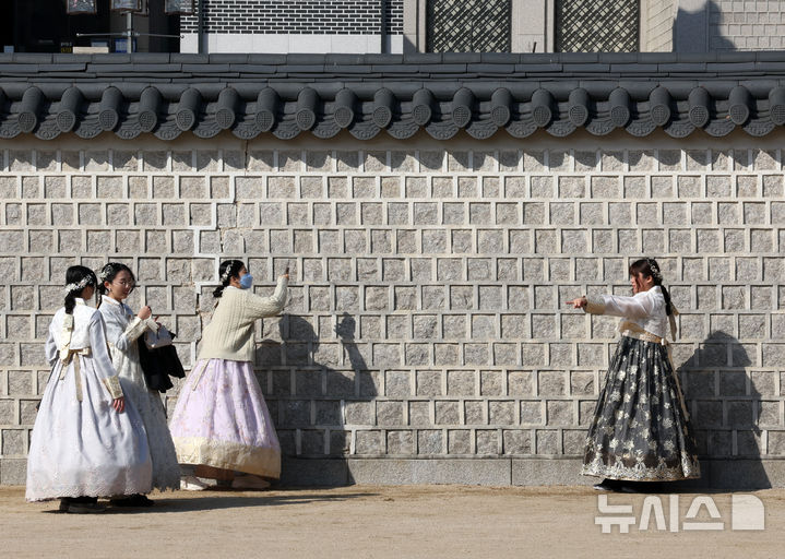 [서울=뉴시스] 배훈식 기자 = 서울 낮 최고기온 13도 등 전국이 포근한 날씨를 보인 27일 오전 서울 종로구 경복궁을 찾은 관광객들이 기념사진을 찍고 있다. 2025.02.27. dahora83@newsis.com