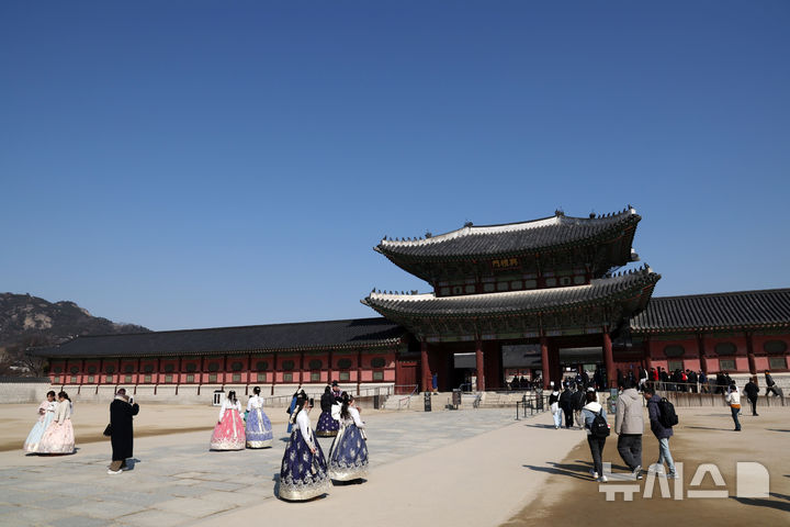 [서울=뉴시스] 배훈식 기자 = 서울 낮 최고기온 13도 등 전국이 포근한 날씨를 보인 지난달 27일 오전 서울 종로구 경복궁을 찾은 관광객들이 파란 하늘 아래 기념사진을 찍고 있다. 2025.02.27. dahora83@newsis.com