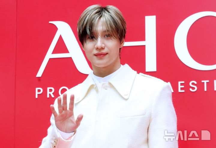 [서울=뉴시스] 김혜진 기자 = 그룹 샤이니 태민이 27일 오전 서울 성동구 베이컨트에서 열린 AHC 팝업스토어 포토 행사에서 포즈를 취하고 있다. 2025.02.27. jini@newsis.com